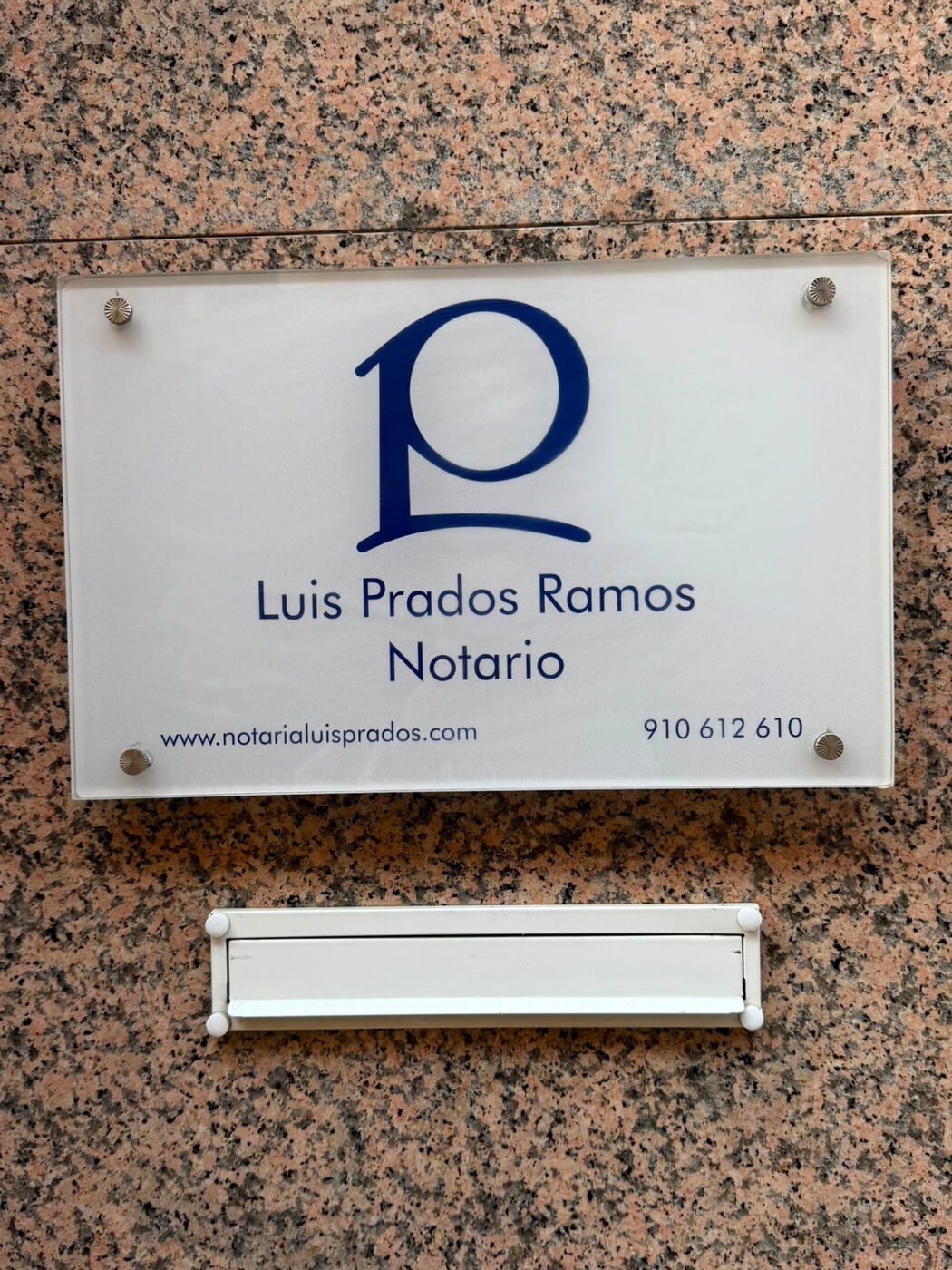 Placa de la notaría Luis Prados Ramos