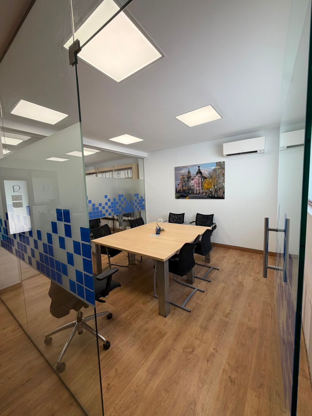 Sala de reuniones acristalada de la notaría
